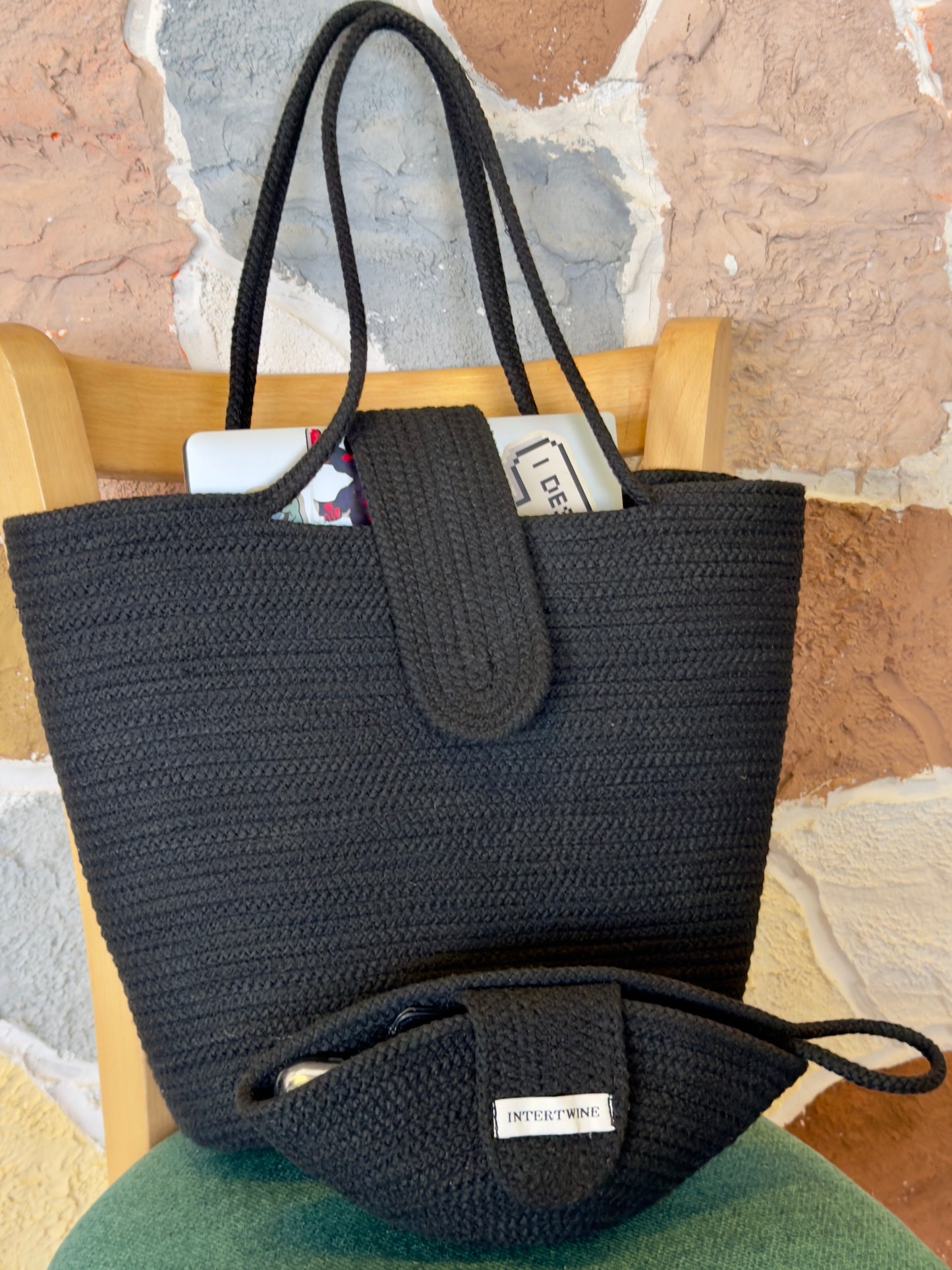 SIGNITURE POUCH